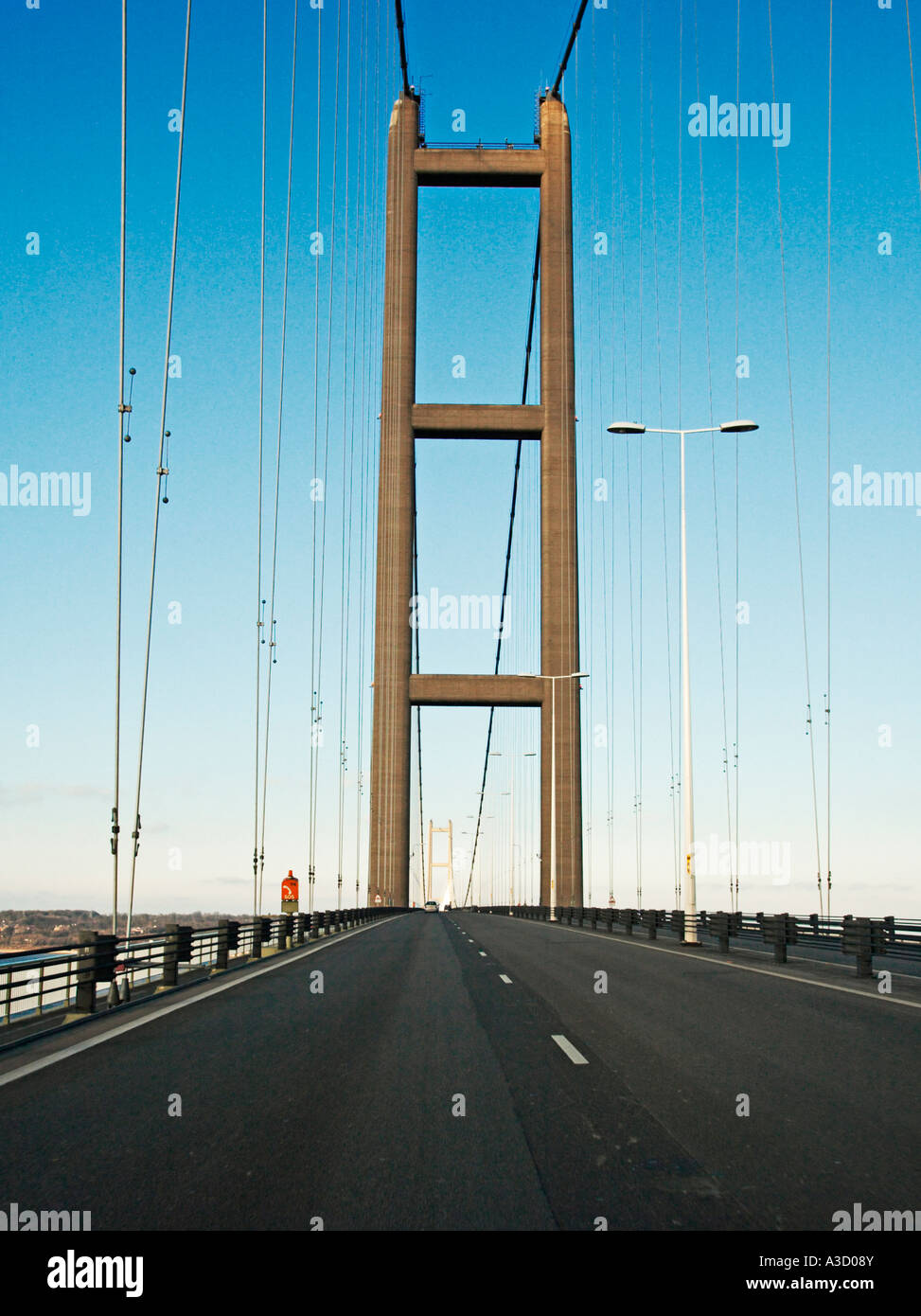 A guidare oltre il Humber sospensione ponte vicino a Hull Yorkshire Lincolnshire England Regno Unito Foto Stock