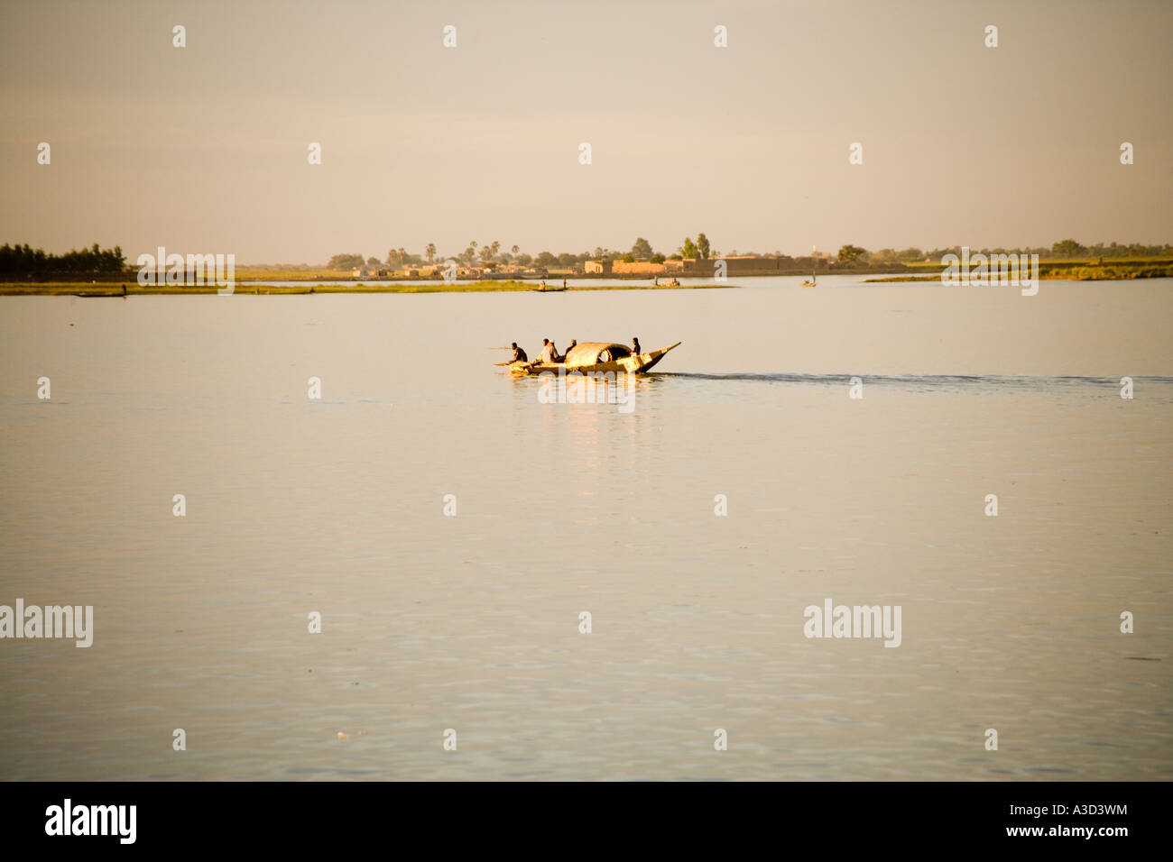 La pesca da una piroga canoa sul fiume Bani vicino alla città di Mopti,Mali,Africa occidentale Foto Stock
