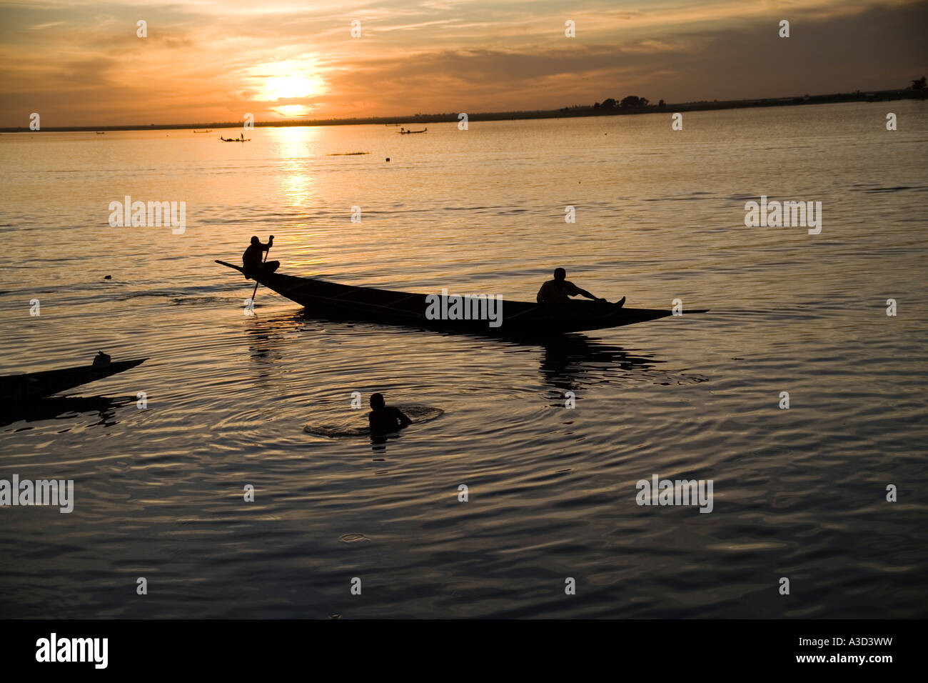 La pesca da una piroga canoa sul fiume Bani vicino alla città di Mopti,Mali,Africa occidentale Foto Stock