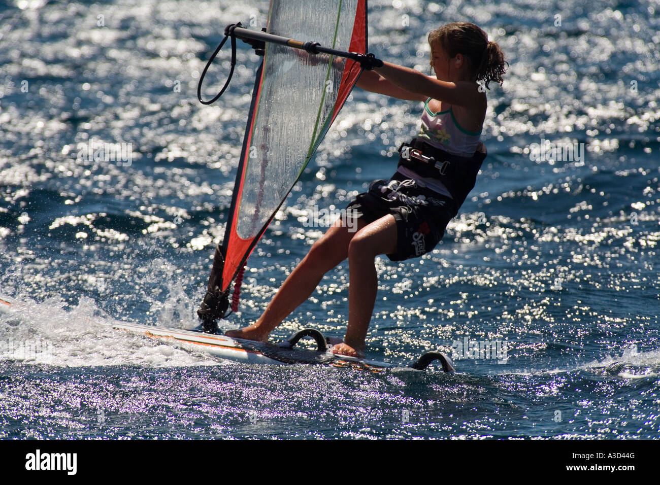 Surf imbarco in Viganj su Peljesac in Croazia, giovane donna surf Foto Stock