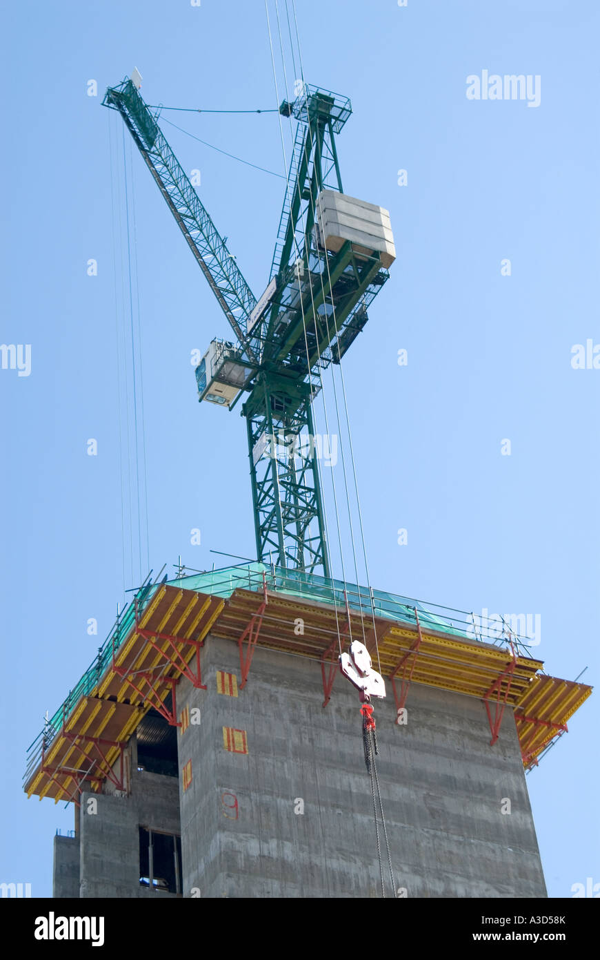 Calcestruzzo Strutturale core nuovo alto blocco ufficio costruzione edilizia sito & il lato inferiore della piattaforma di lavoro gru a Londra England Regno Unito Foto Stock