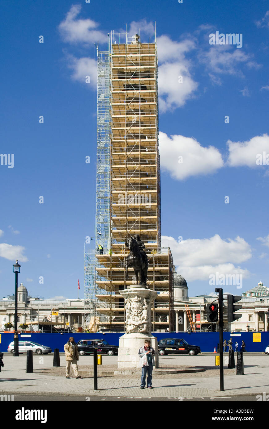 Statua di Carlo 1 a cavallo nella parte anteriore della torre di impalcatura intorno Nelsons Column per fornire un accesso sicuro alla pulizia e riparazione Trafalgar Square REGNO UNITO Foto Stock