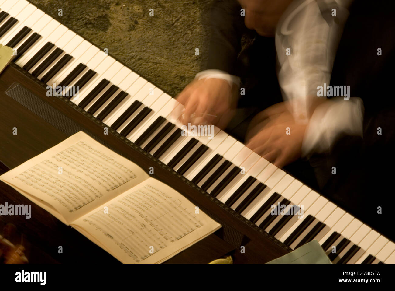 I pianisti mani movimento veloce su tastiera per pianoforte Foto Stock