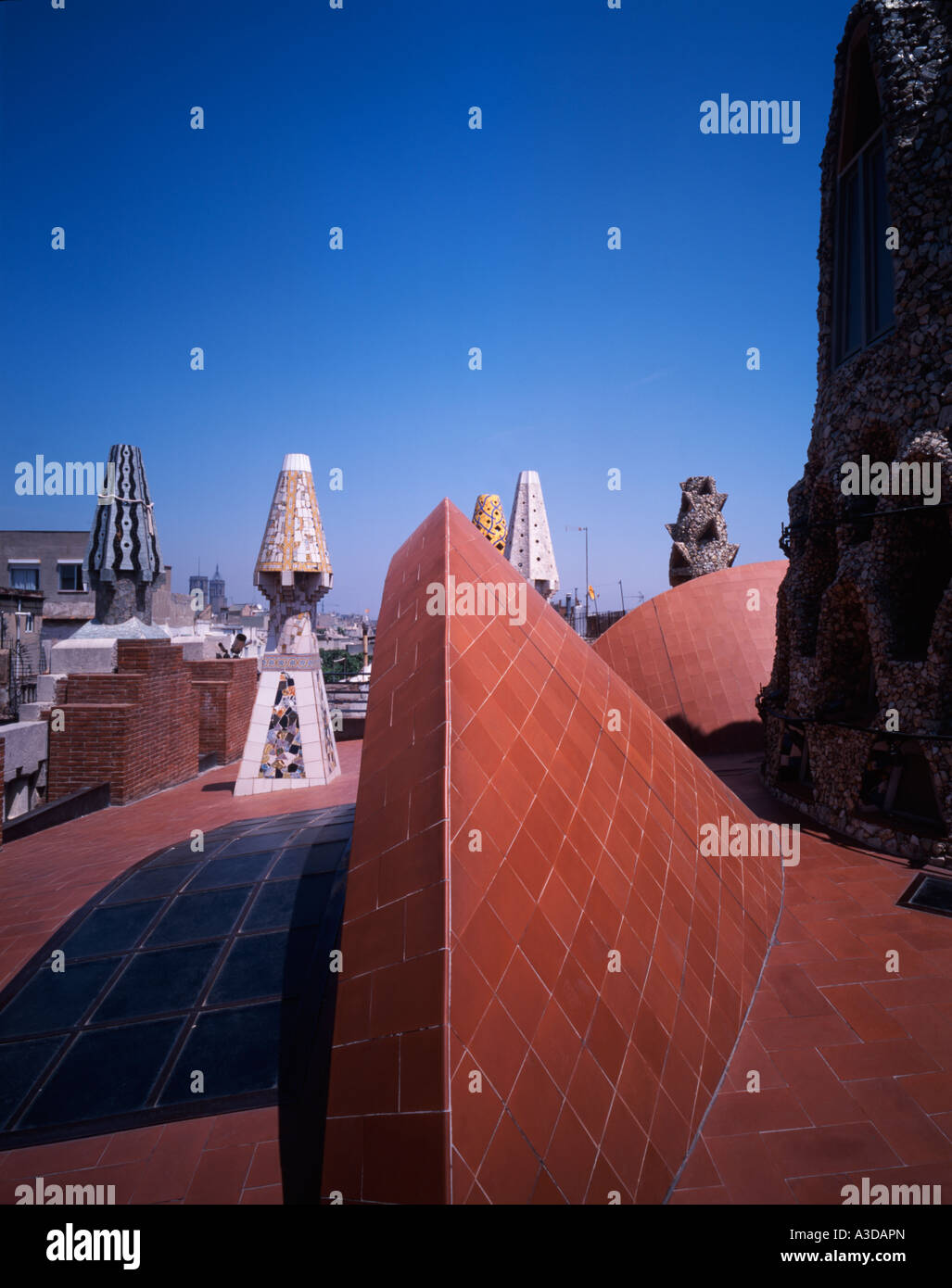 Camini sul tetto di Palau Guell di Antoni Gaudì Barcellona Spagna Foto Stock