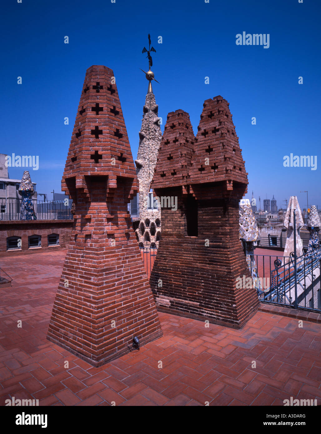 Camini sul tetto di Palau Guell di Antoni Gaudì Barcellona Spagna Foto Stock