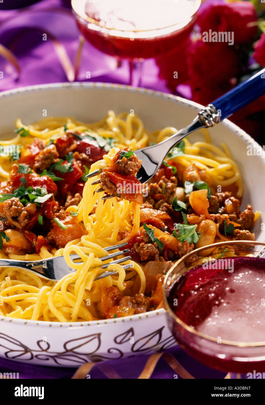 Spaghetti con carne e verdure salsa bolognese per una cena di San Valentino in un rosso porpora impostazione Foto Stock