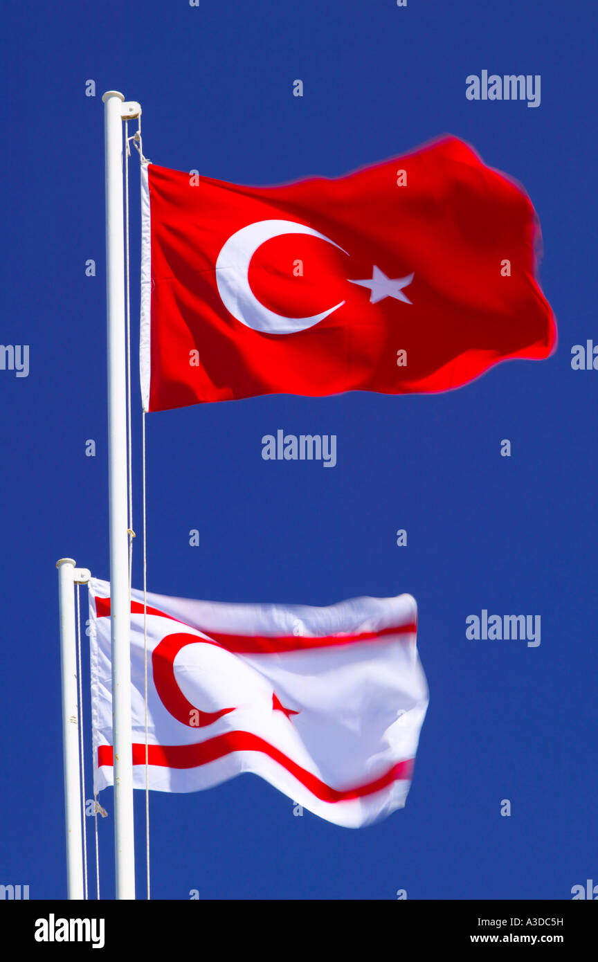 Le bandiere della Turchia e della Repubblica Turca di Cipro del Nord Foto Stock