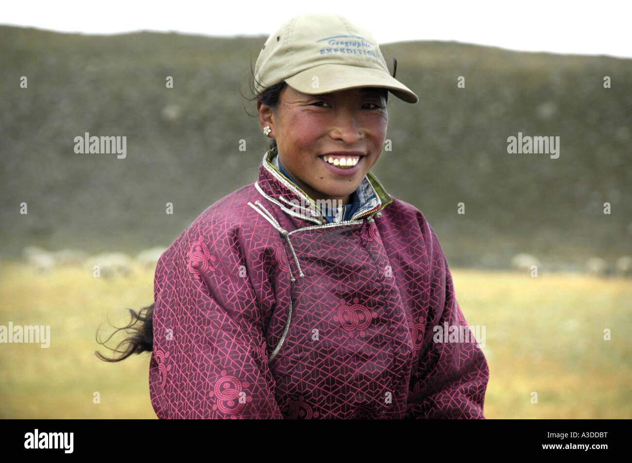 Ritratto nomadi sorridente giovane donna vestita di rivestimento tradizionale nella steppa Mongola Kharkhiraa Altai vicino Ulaangom Uvs Aymag Foto Stock