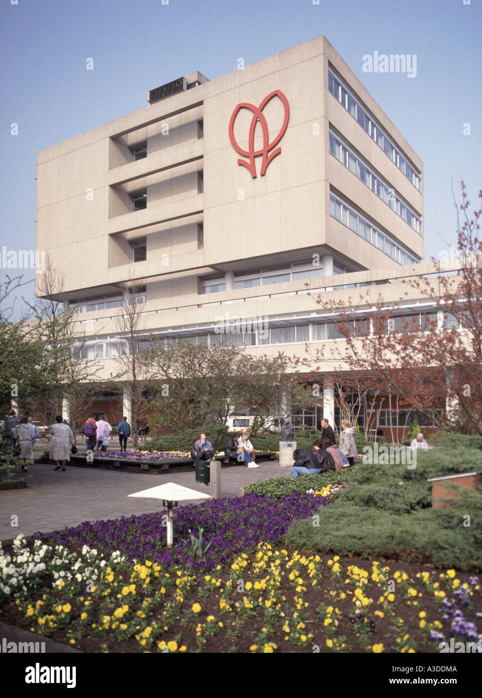 1993 storico archivio vista della facciata e giardini a Aalsmeer in Olanda principale asta di fiori e la distribuzione di business prima di fusioni successive Foto Stock