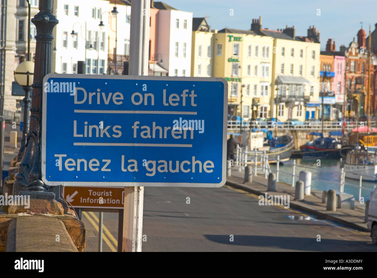 Promemoria per la guida a sinistra. Ramsgate Porto. Foto Stock