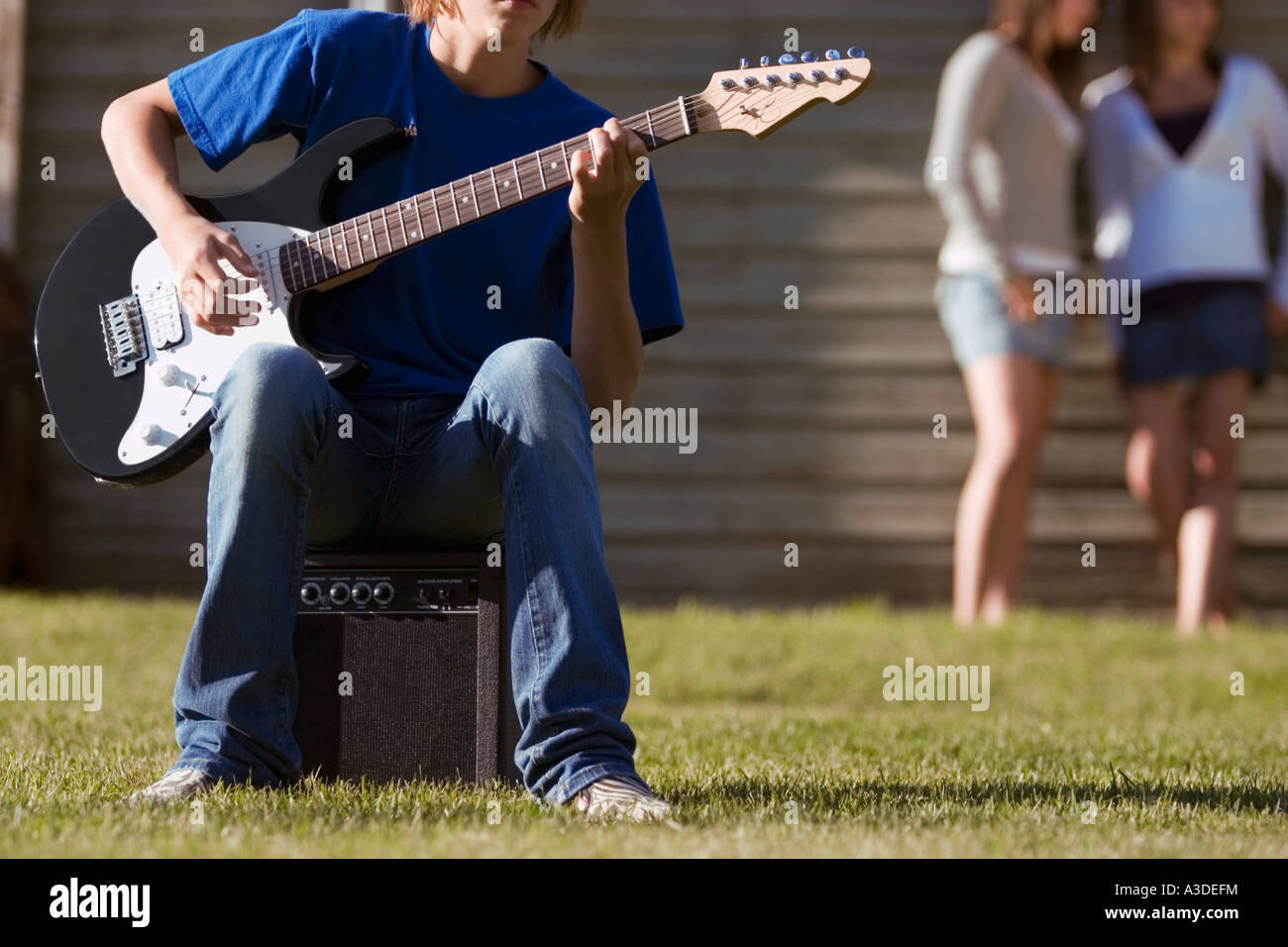 Teen a suonare la chitarra Foto Stock