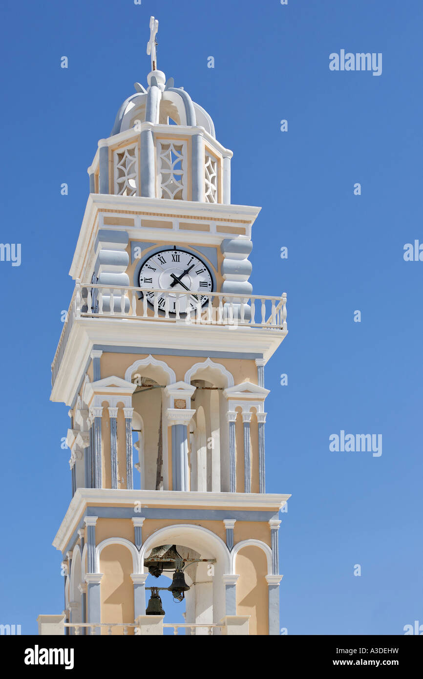 Torre con orologio presso la chiesa ag ioannis baptistis, thira, Santorini, Grecia Foto Stock