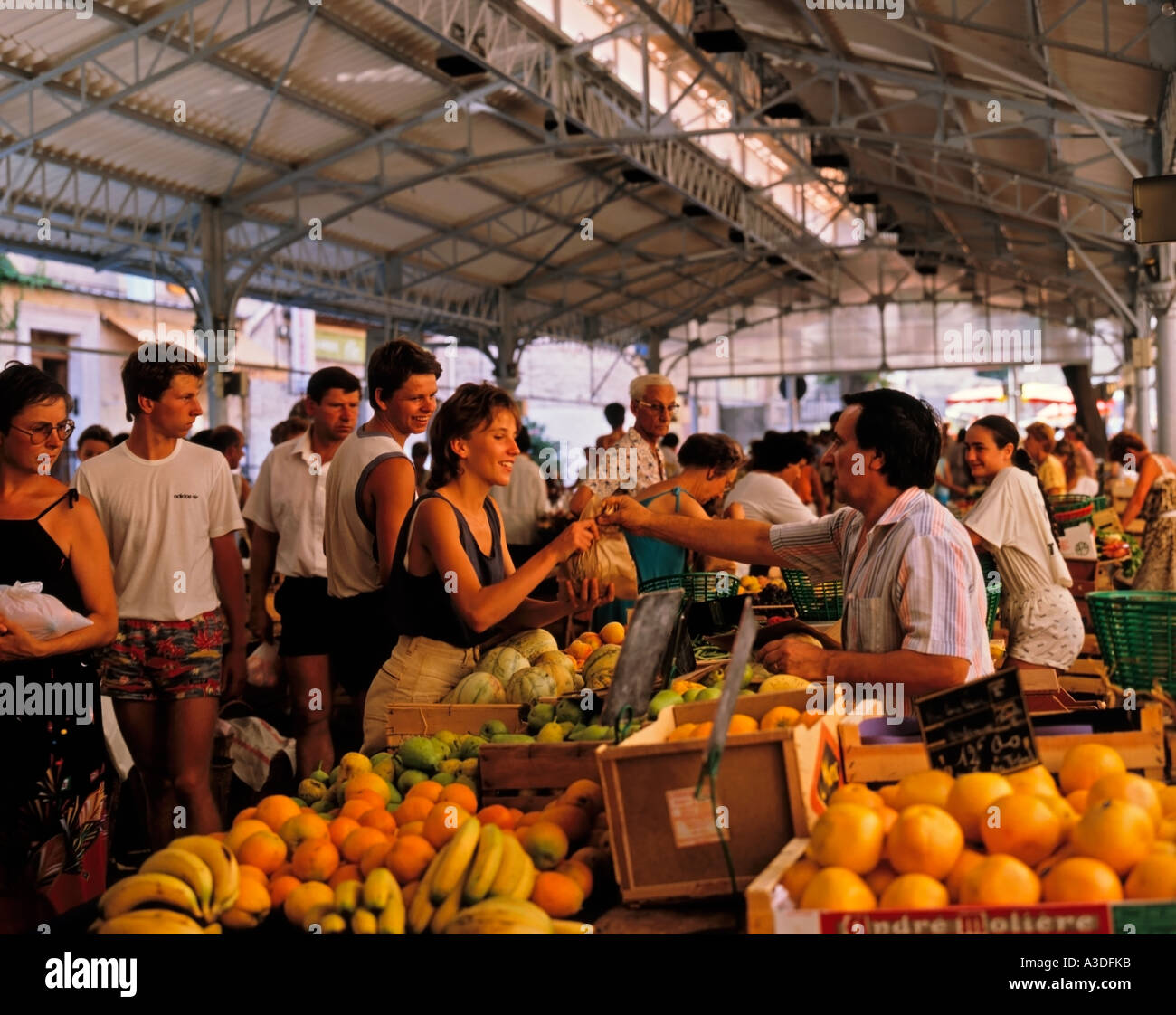 Volti sorridenti e allegri al mercato provenzale Cours Massena Marche, Place Nationale, Antibes, Provence-Alpes-Côte d'Azur a sud della Francia Foto Stock