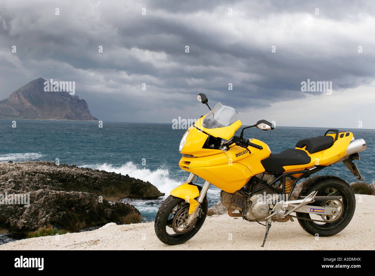 Ducati Multistrada sulla spiaggia Foto Stock