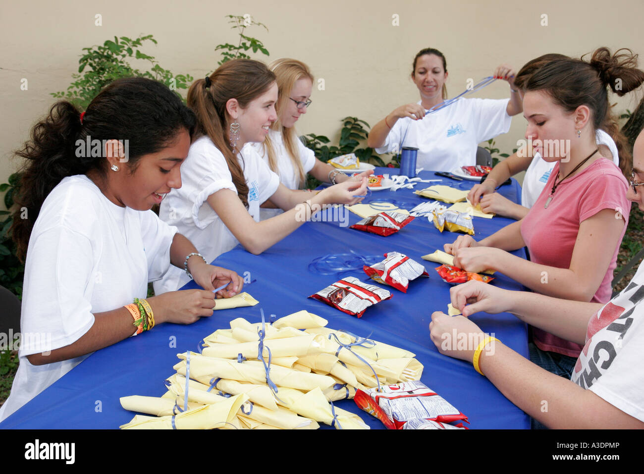 Miami Florida,Overtown,Frederick Douglass Elementary School,campus,Temple Beth Shalom Mitzvah Weekend,volontari ebrei volontariato lavoro WO Foto Stock