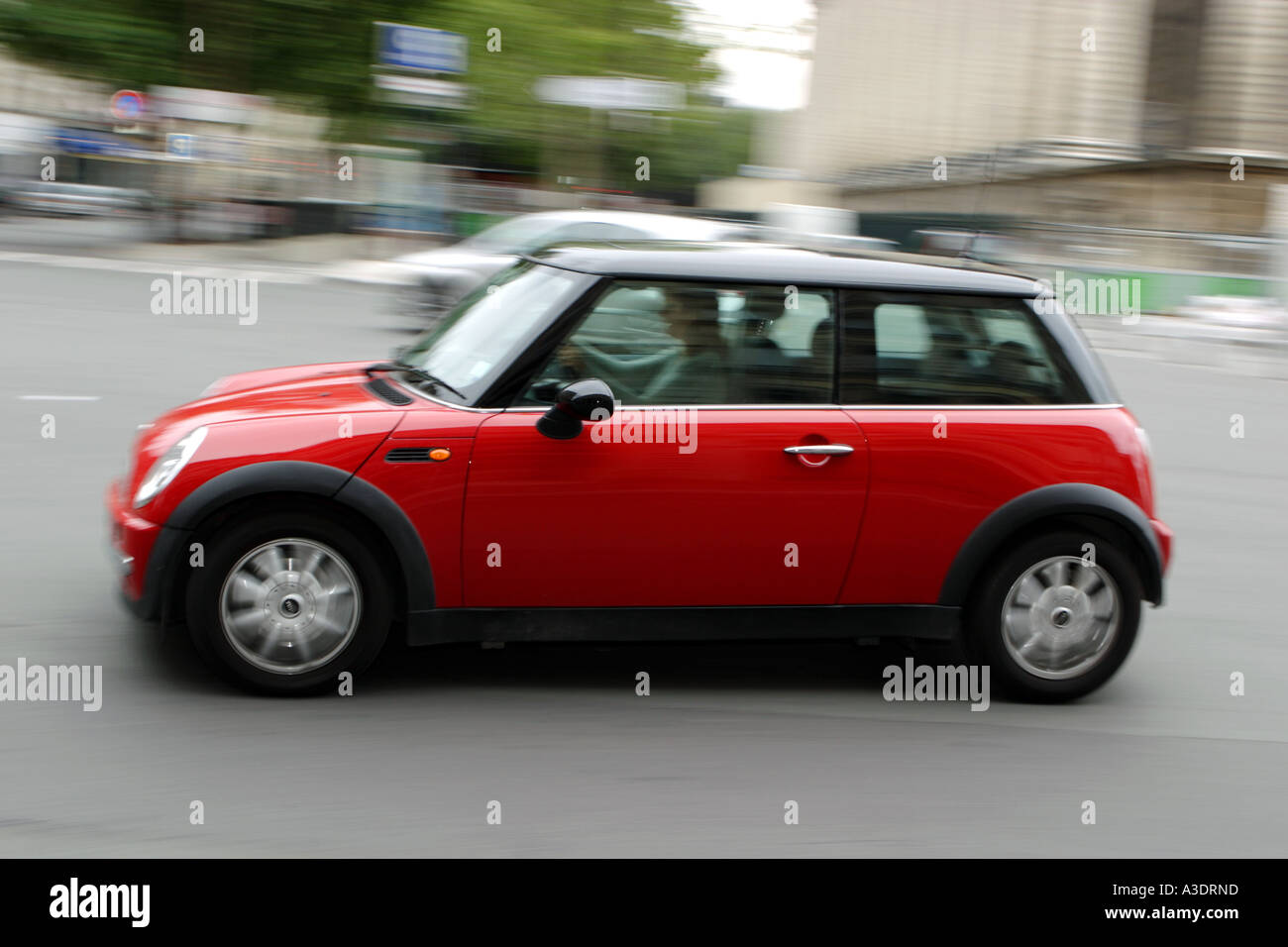 Red Mini Cooper guida nelle strade di Parigi Foto Stock