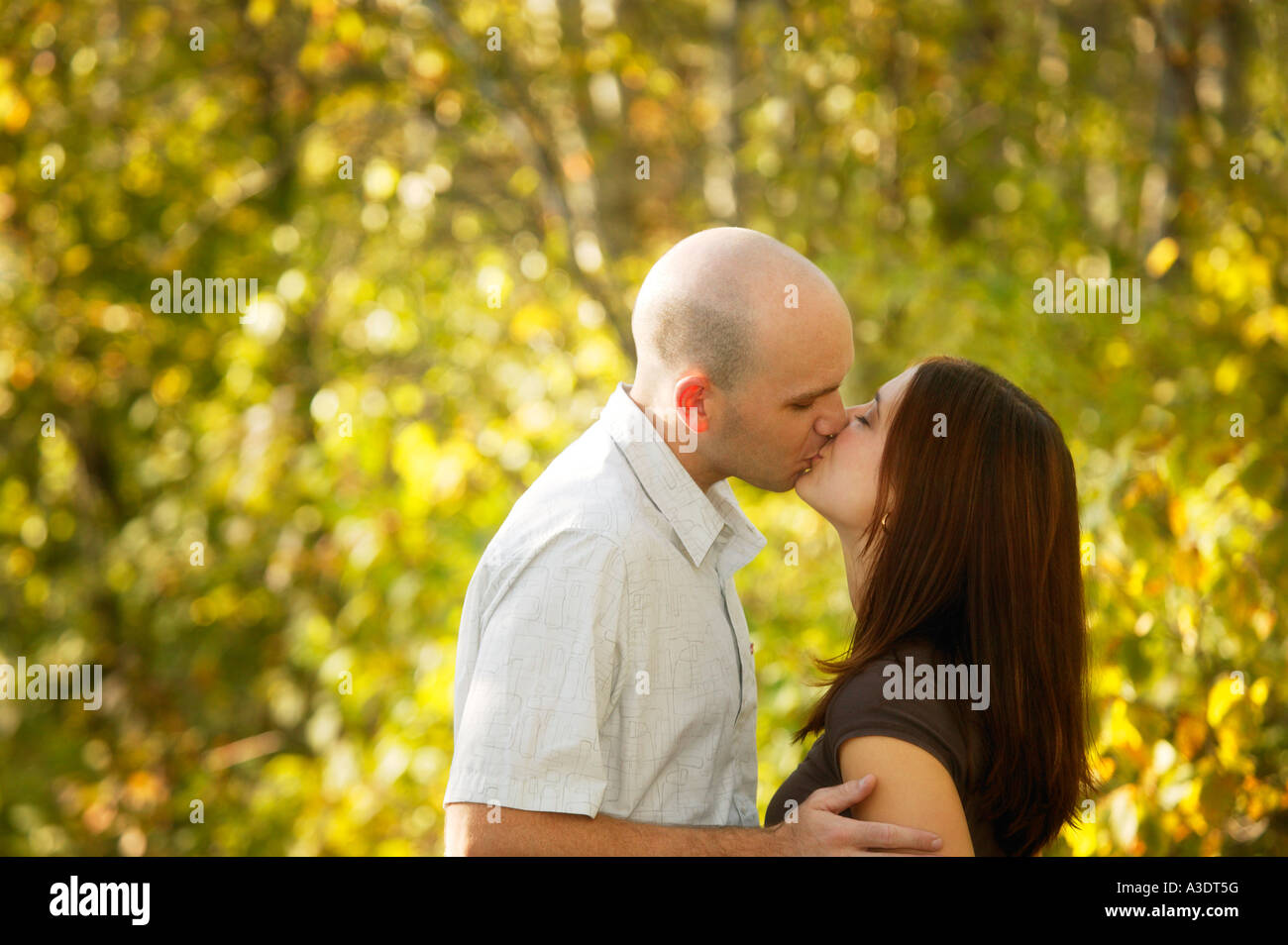 Adulto Giovane kissing Foto Stock