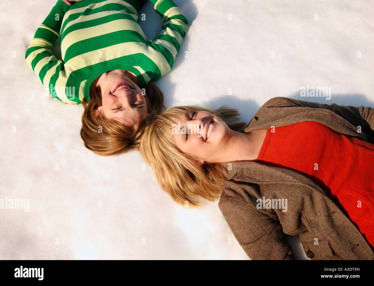 Madre e figlia recante sulla neve Foto Stock