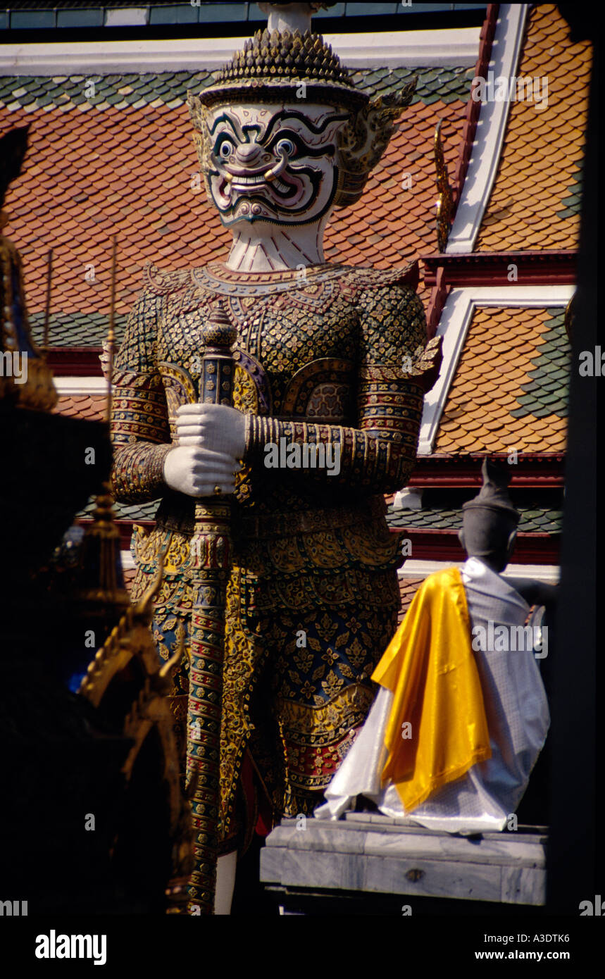 Custode statua al Wat Phra Kaew Tempio di Bangkok, Tailandia Foto Stock