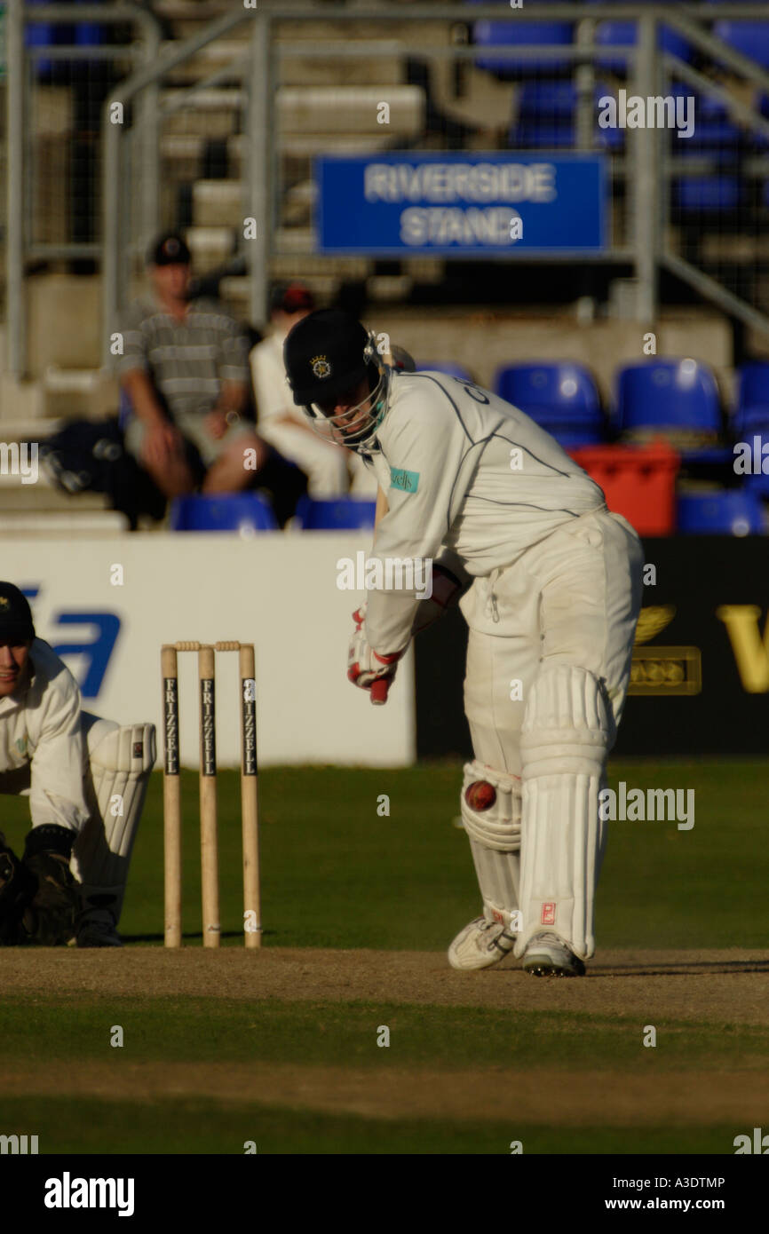 Battitore JOHN CRAWLEY DI HAMPSHIRE COUNTY CRICKET CLUB la riproduzione di un drive off un bowler lenta Foto Stock