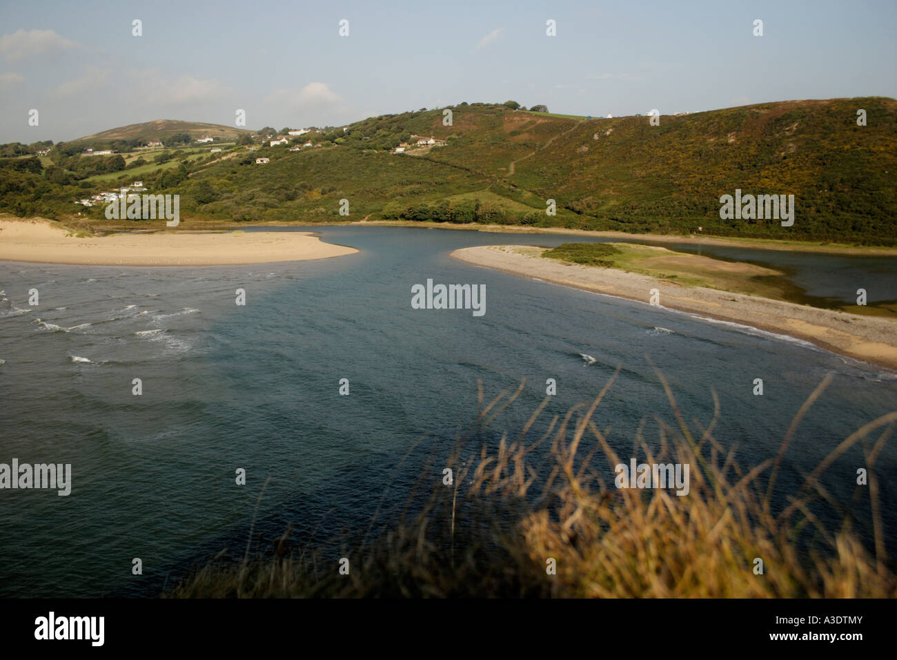 Pillola PENNARD STREAM unisce il mare a Three Cliffs Bay, Penisola di Gower, South wales, Regno Unito Foto Stock