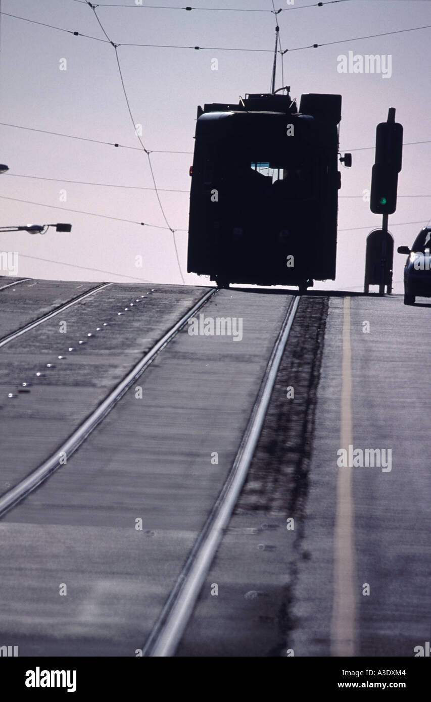 Vettura tranviaria stagliano sulla skyline, La Trobe Street, Melbourne, Australia Foto Stock