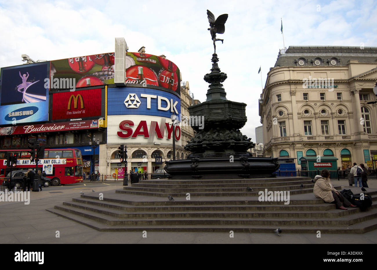 Piccadilly Circus e il Shaftesbury memorial fontana e la statua di Londra Foto Stock