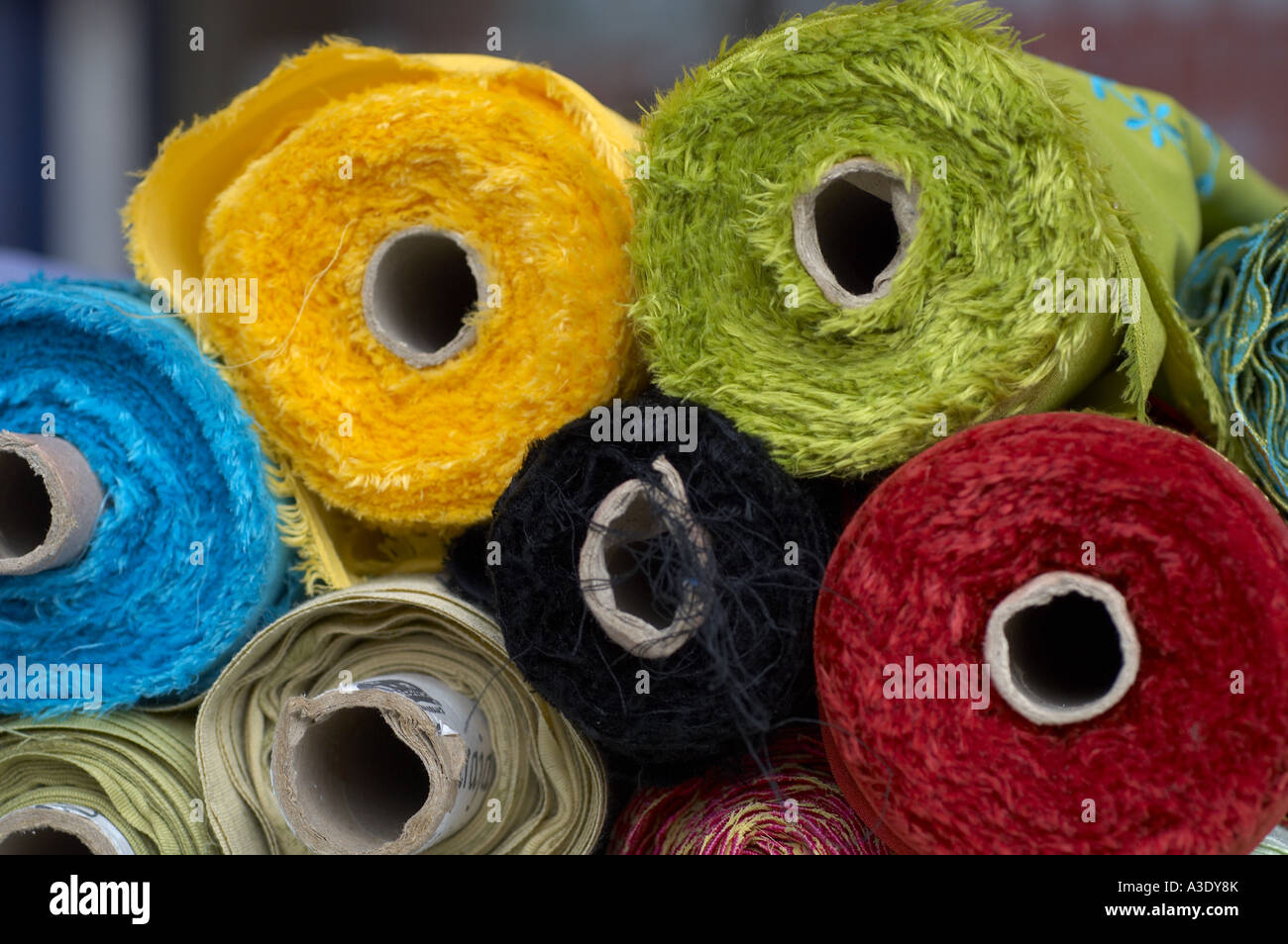 Colorato spezzoni di materiale per vestiti asiatici nel negozio di tessuti Foto Stock