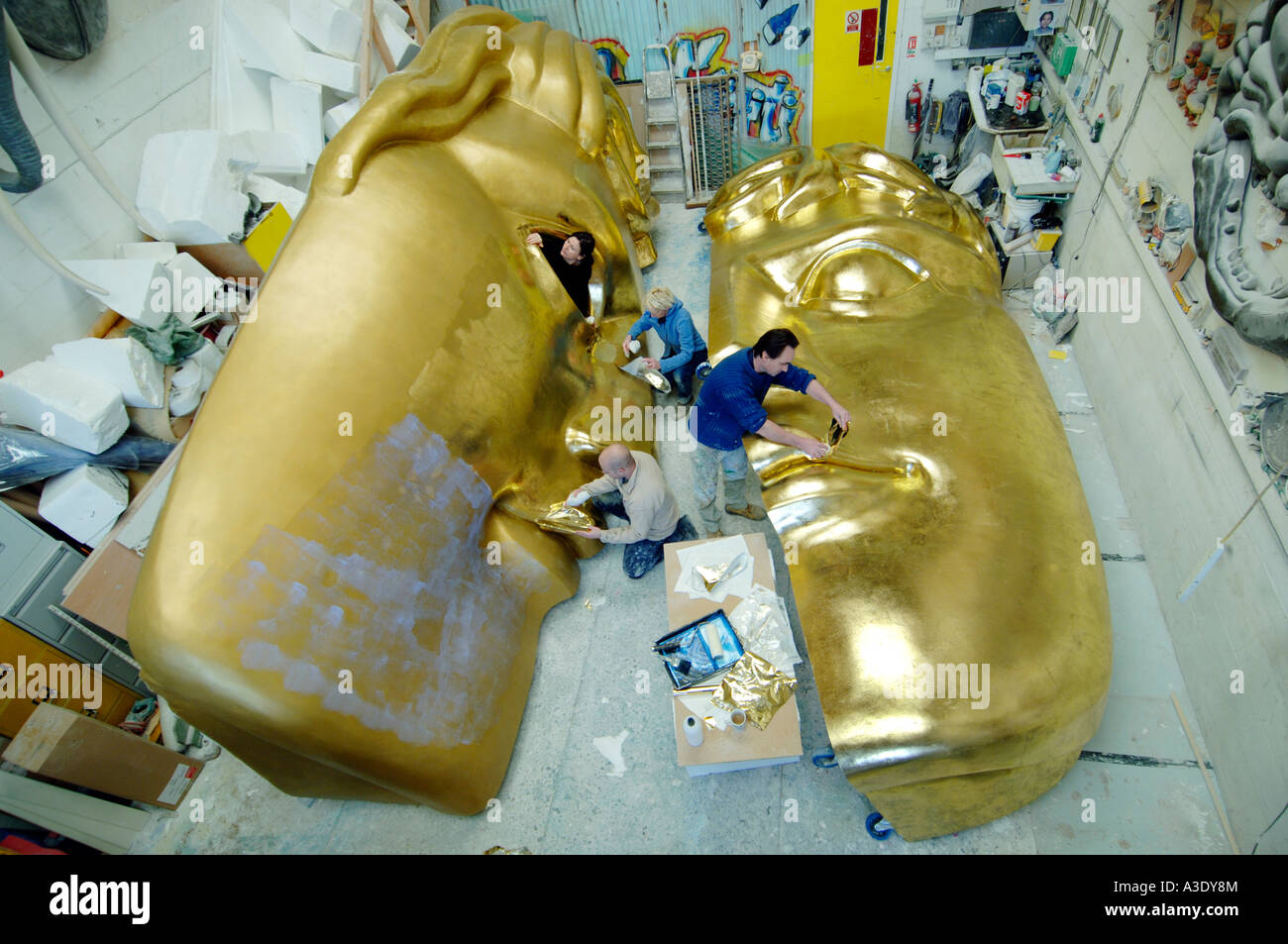 Artista in studio la creazione di un premio BAFTA gigante maschera per il 2007 British Academy of Film and Television Arts awards. Foto Stock