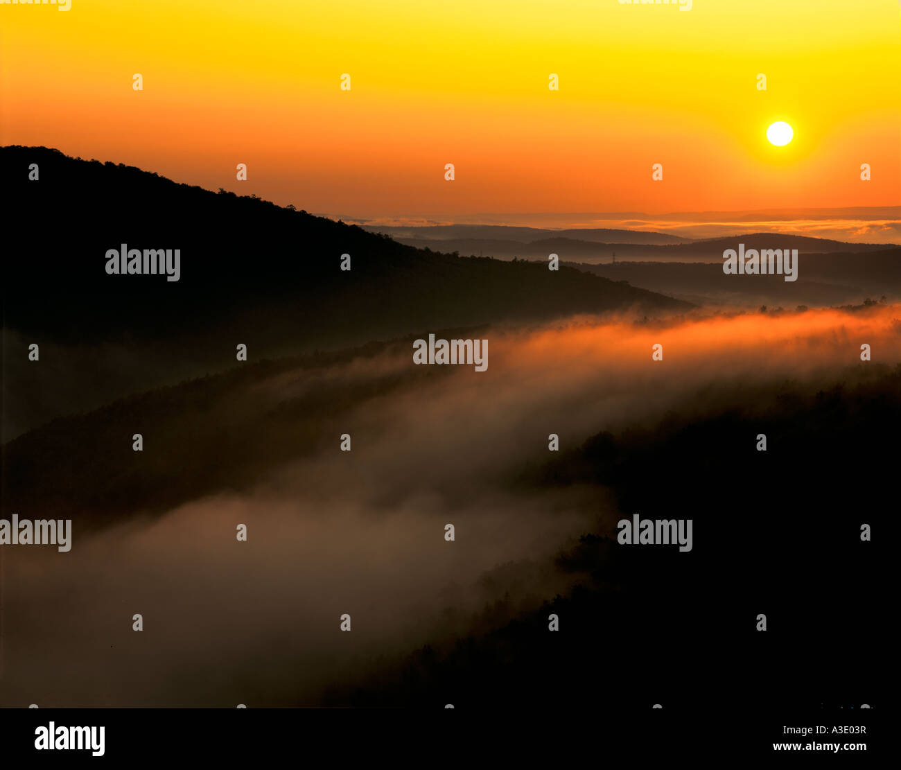 Sunrise vista da Flagstaff montagna sopra il fiume Lehigh e Jim Thorpe, Pennsylvania (Contea di carbonio), STATI UNITI Foto Stock