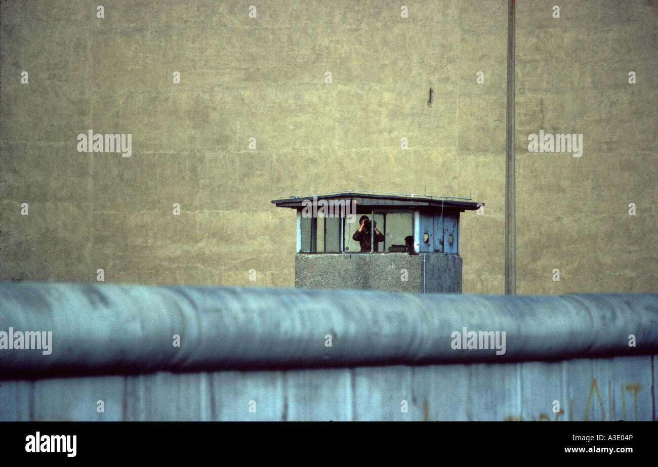 Torre di avvistamento, il muro di Berlino prima del 1989, Berlino, Germania Foto Stock