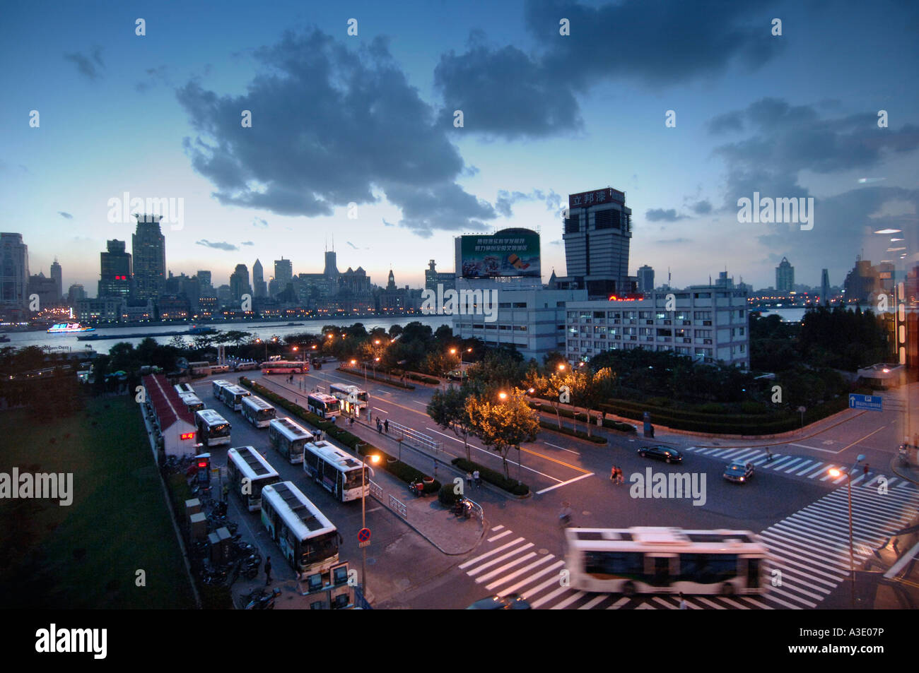 Bus terminal, Lujiazui Pudong, Shanghai, Cina Foto Stock