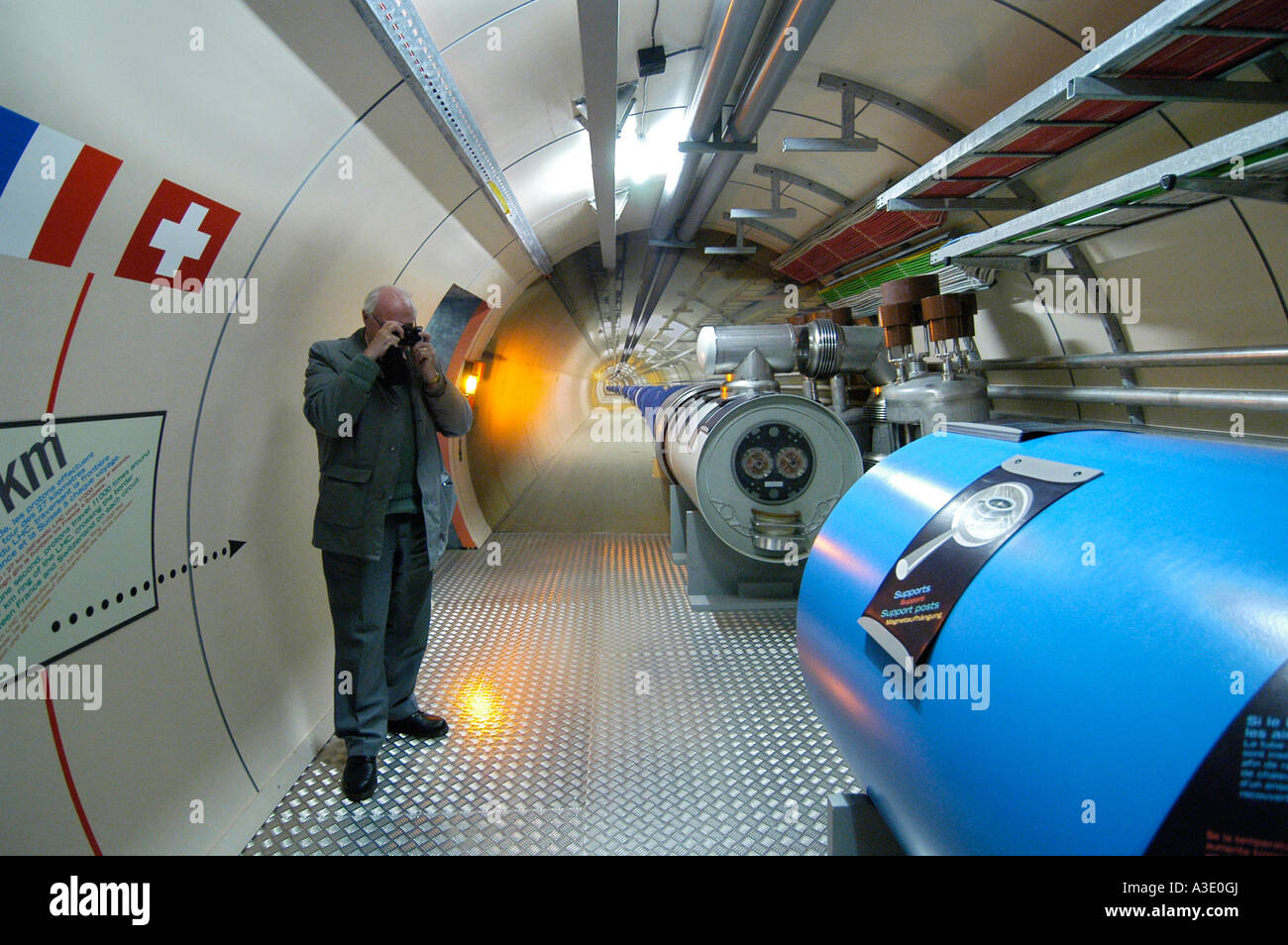Un uomo visiti il modello di un acceleratore di particelle CERN, Ginevra, Svizzera Foto Stock