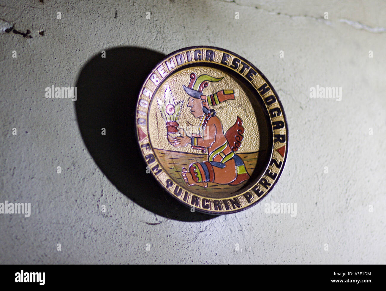 GUATEMALA SAN PEDRO LA LAGUNA piastra ceramica che mostra la sovrapposizione dei Maya Tzutujil religione e Cristianesimo Foto Stock