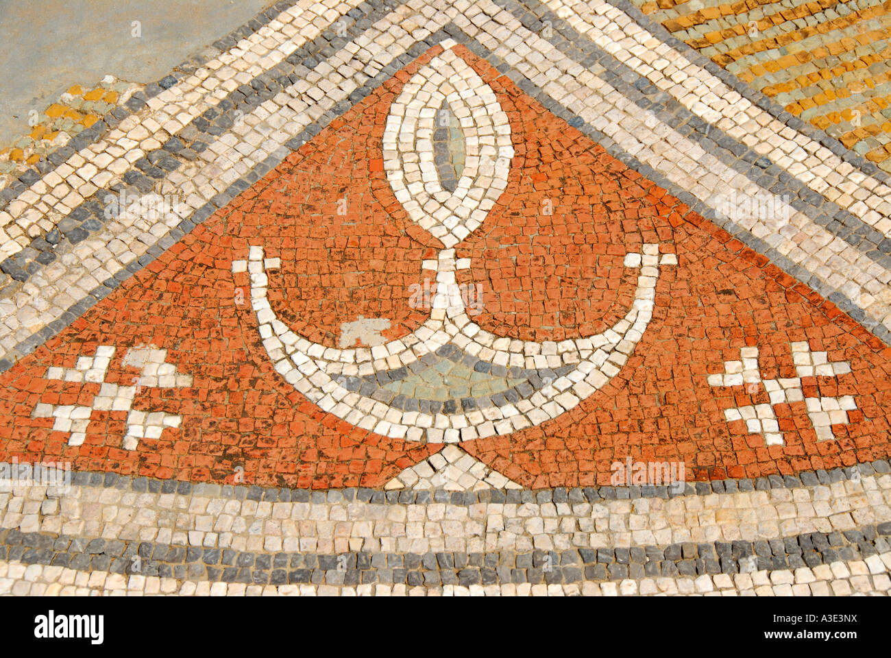 Colorato mosaico al sito archeologico della basilica paleocristiana Agia Trias Cipro del Nord Foto Stock