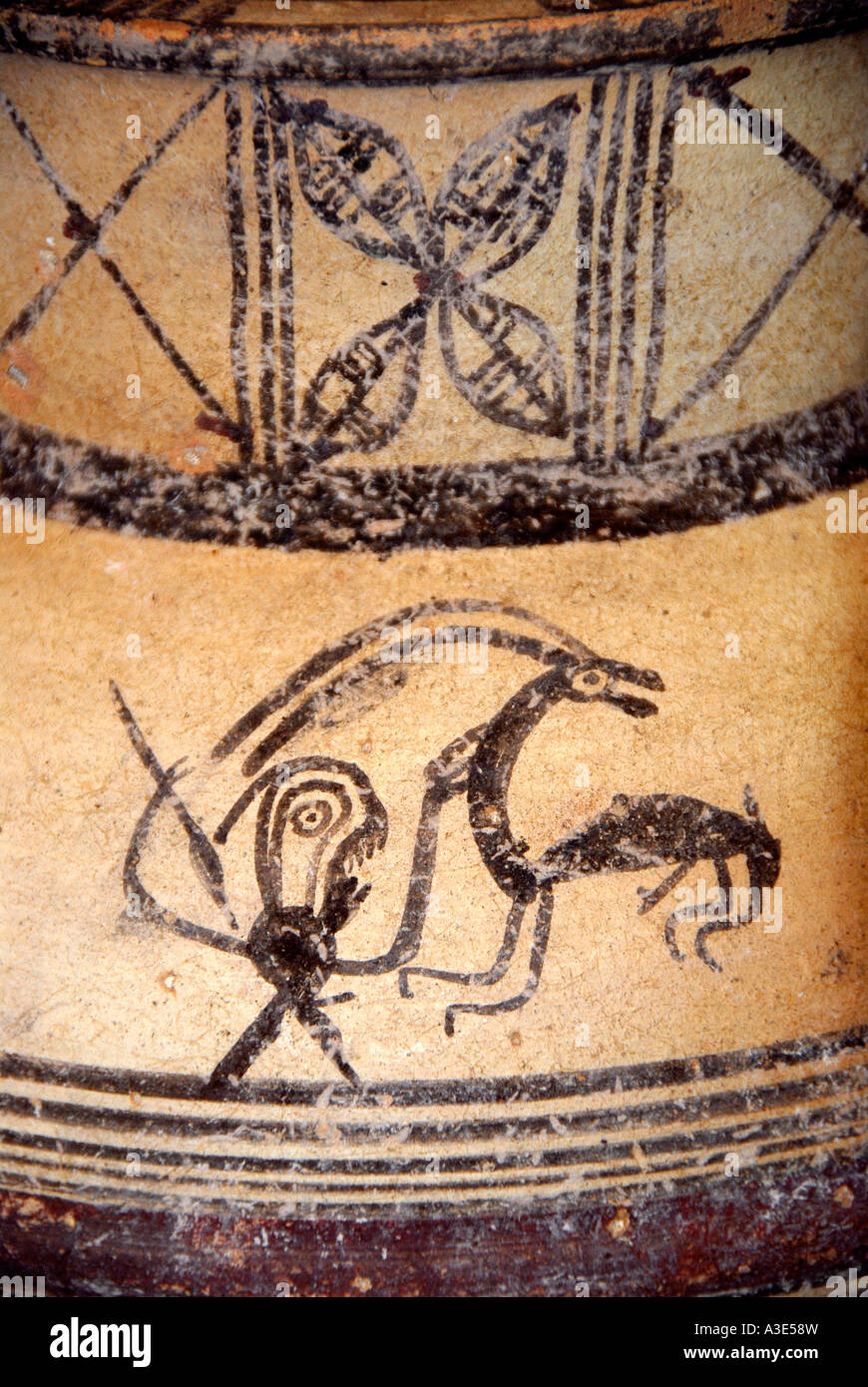 Ricerca archeologica la pittura di una scena di caccia sul Greco antico caraffa nel museo archeologico vicino Apostolo Apostolos Foto Stock