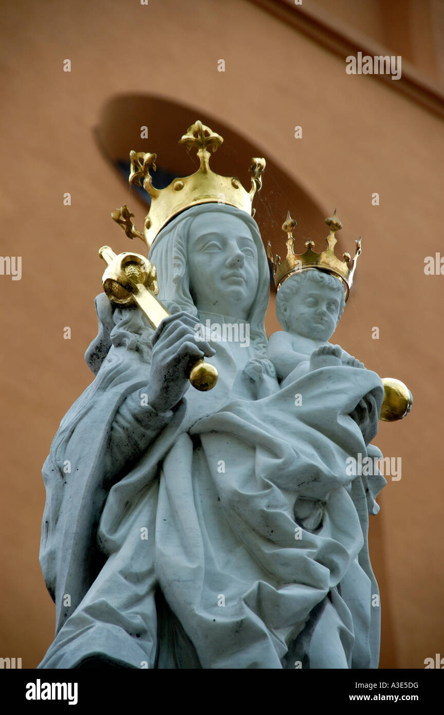 Madonna la figura di incoronato Maria con Gesù come un bambino di fronte Franziskaner Kirche Ingolstadt Baviera Germania Foto Stock