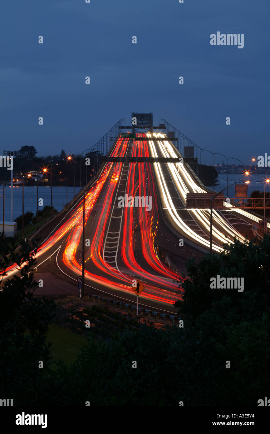 Nuova Zelanda, Auckland Harbour Bridge in sera Rush Hour Foto Stock