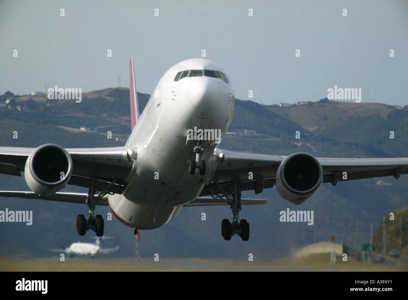 Boeing 767 della Qantas Airways decollo dall'Aeroporto di Wellington, Nuova Zelanda Foto Stock
