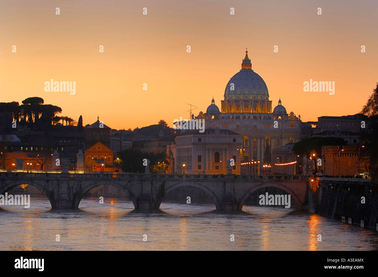 La Basilica di San Pietro al tramonto, in primo piano il Ponte Sant'Angelo sul Tevere, Roma, Italia Foto Stock