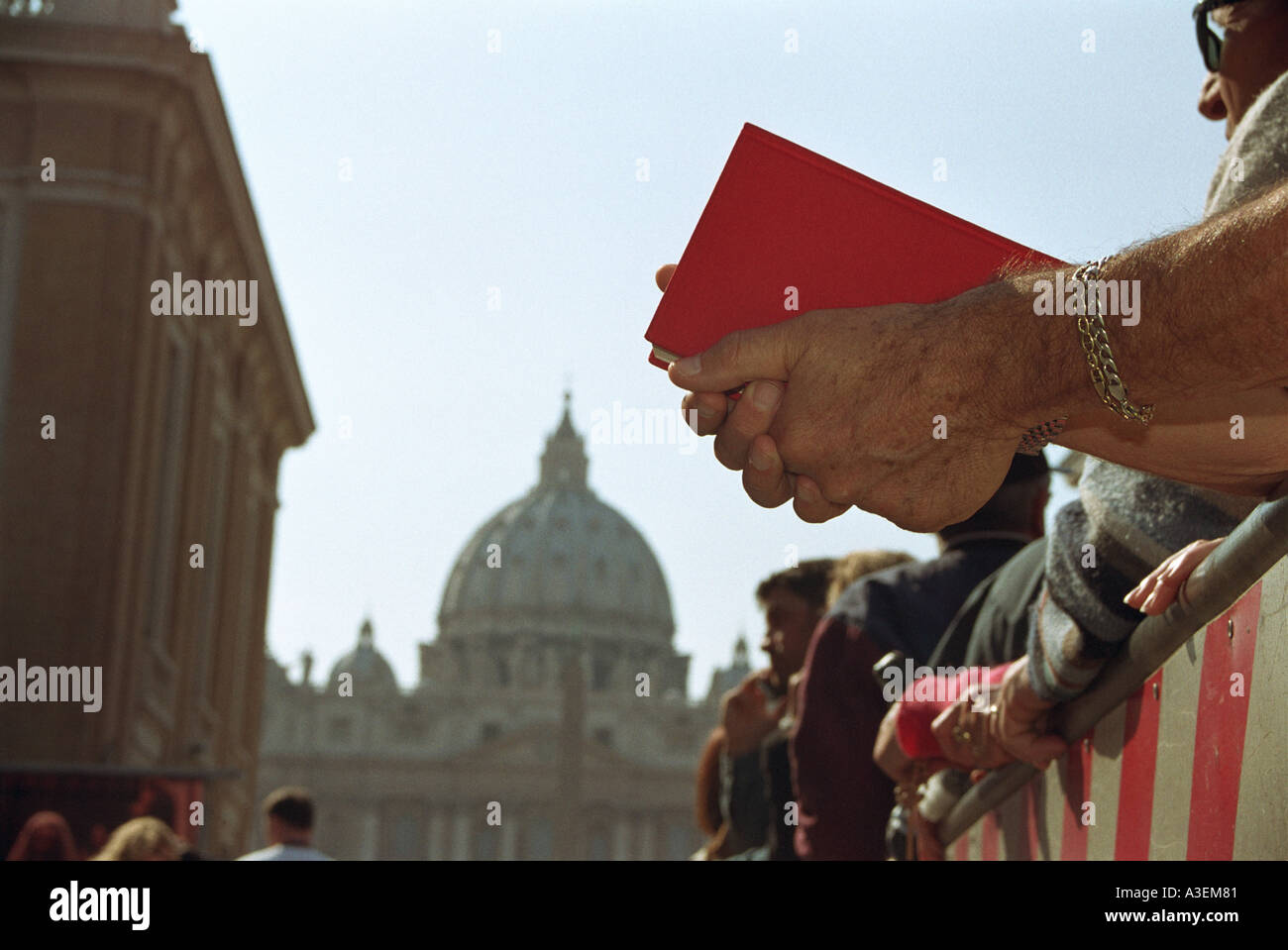 Uomo di colore rosso con la Bibbia in mano da St Peters sq la morte del papa roma Apr 2005 Foto Stock