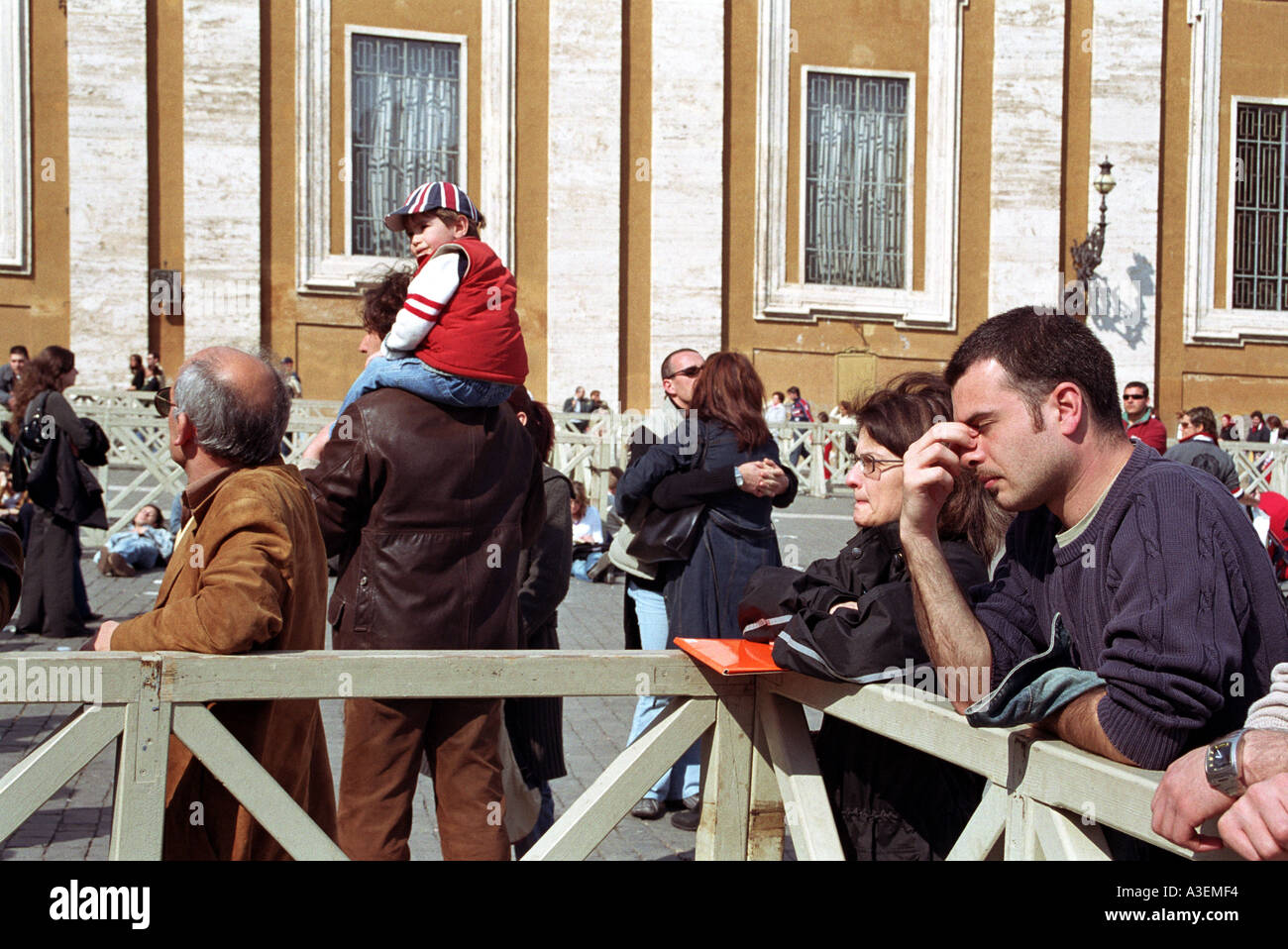 Triste uomo nella folla di St Peters sq la morte del papa roma Apr 2005 Foto Stock