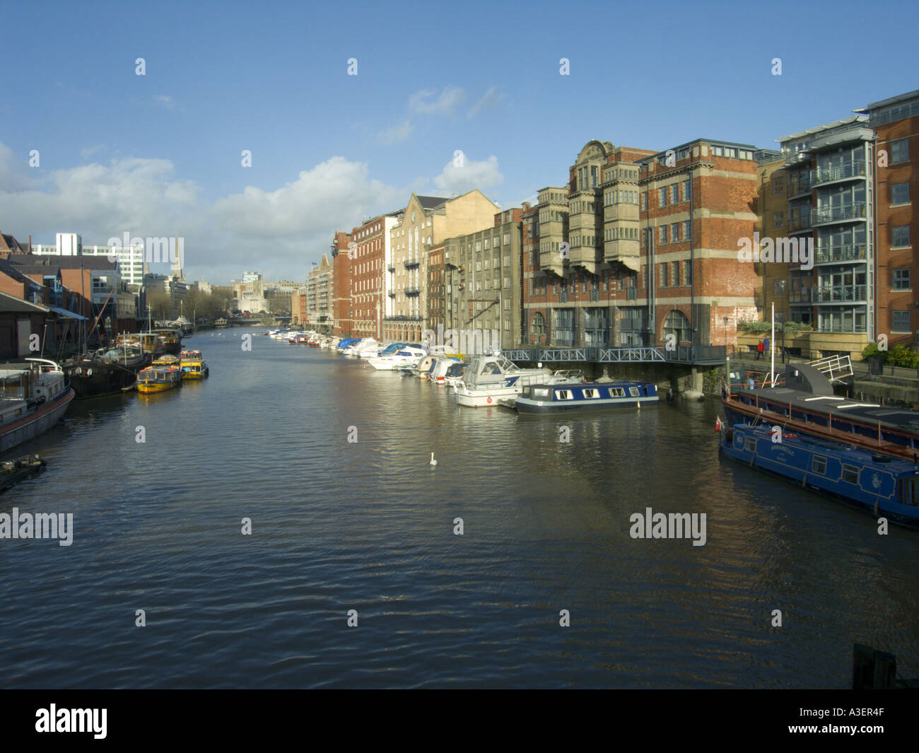 Bristol REGNO UNITO Bristol Docks con magazzino vittoriano conversioni costruzioni vecchie e nuove Foto Stock