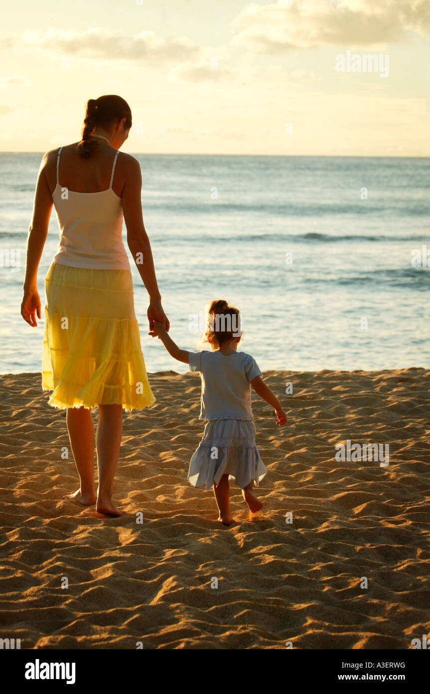 Madre e figlia in spiaggia Foto Stock