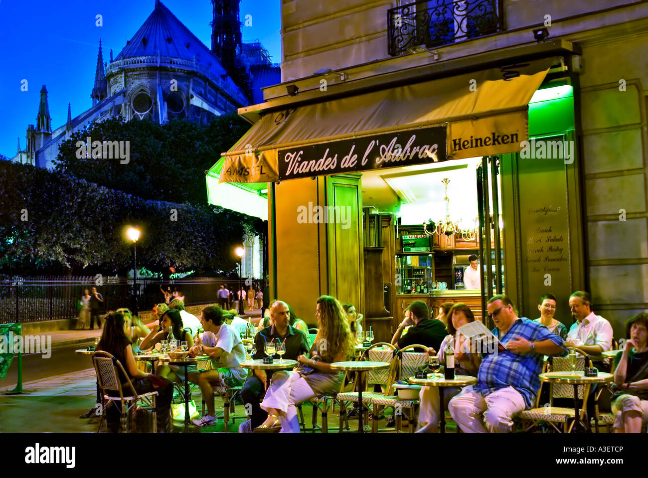 Paris Cafe, Francia, media affluenza giovani adulti che condividono le bevande sul marciapiede, Café 'Ile de la Cite' (vicino alla Cattedrale di Notre Dame) 'Viandes de l'Abraq' Night, Foto Stock