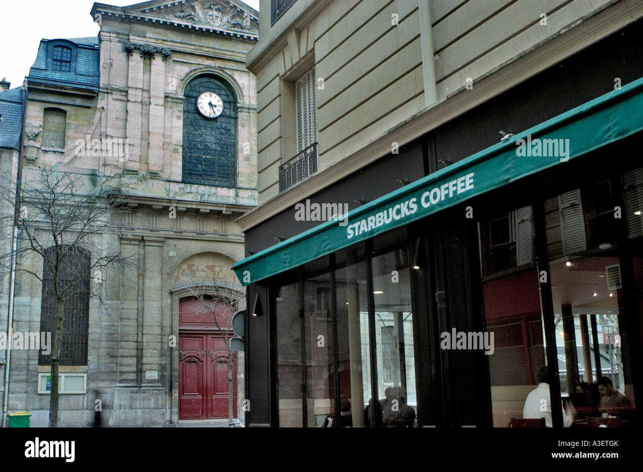 Parigi Francia, società americane all'estero 'Starbucks Coffee Shop' nella zona di Marais Street scene, al di fuori della finestra con la Chiesa Foto Stock