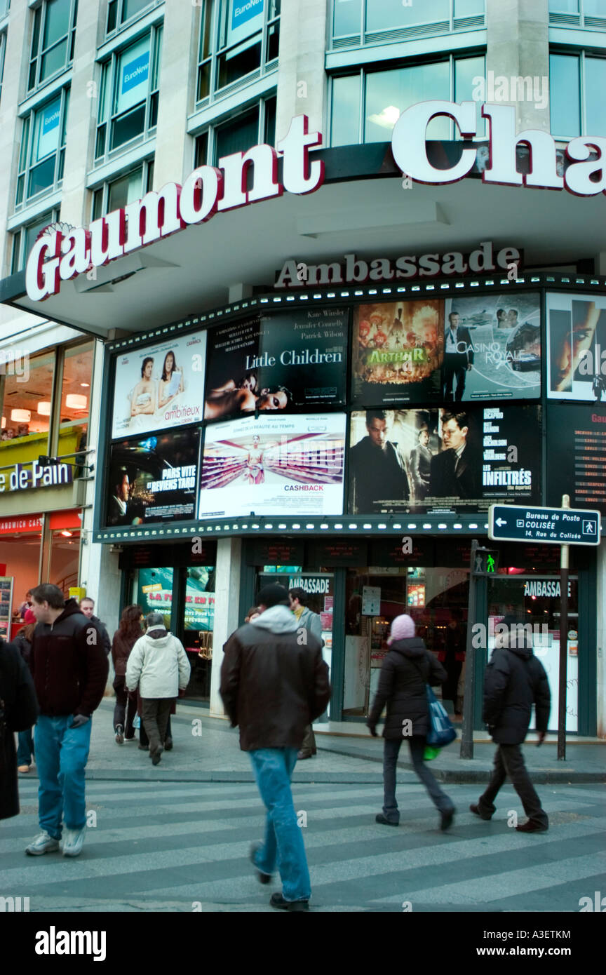 Parigi Francia, "Cinema Theater" persone che camminano sul tendone "Avenue Champs Elysees" con poster pubblicitari sul davanti esterno "Gaumont" all'esterno Foto Stock