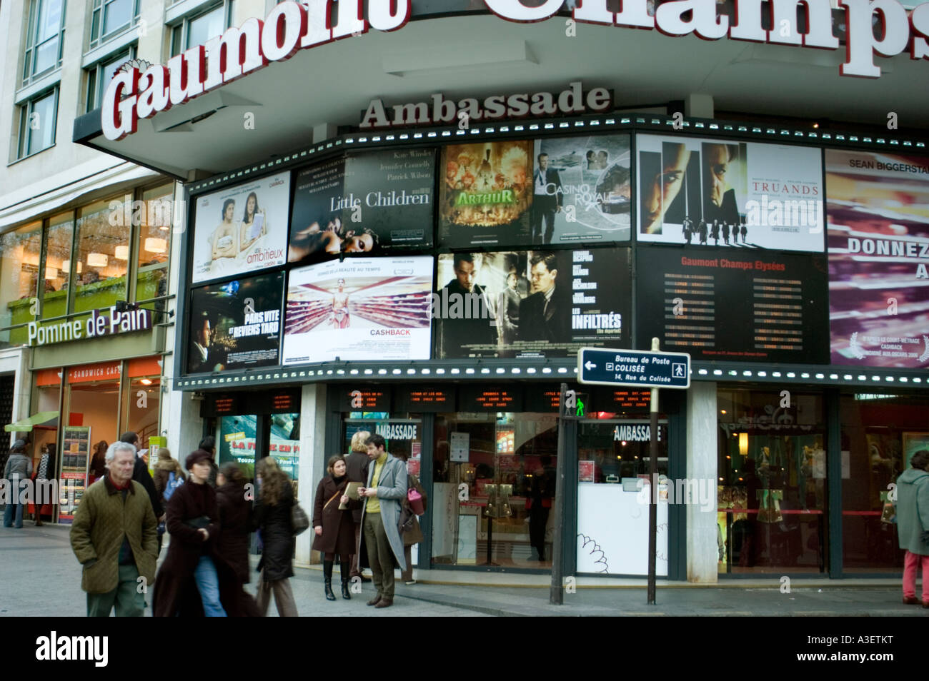 Parigi Francia, cinema francese, Gaumont, sul fronte 'Avenue Champs Elysees' con poster di film, persone, scena di strada, cinema esterno marquee Foto Stock