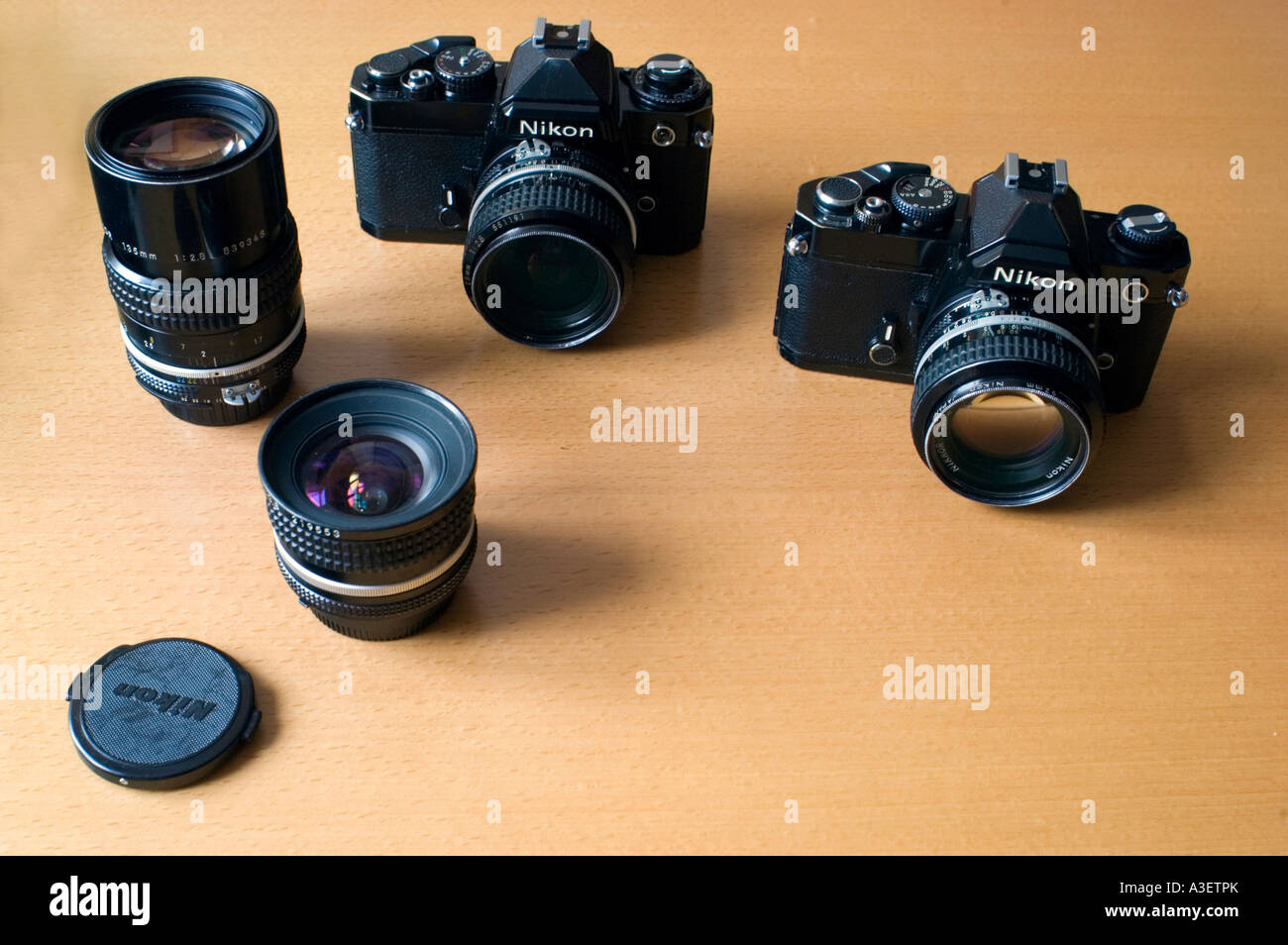 Attrezzatura fotografica Fotografia due corpi macchina fotografica Nikon da  35 mm con quattro obiettivi, francia e fotocamera vintage Foto stock - Alamy