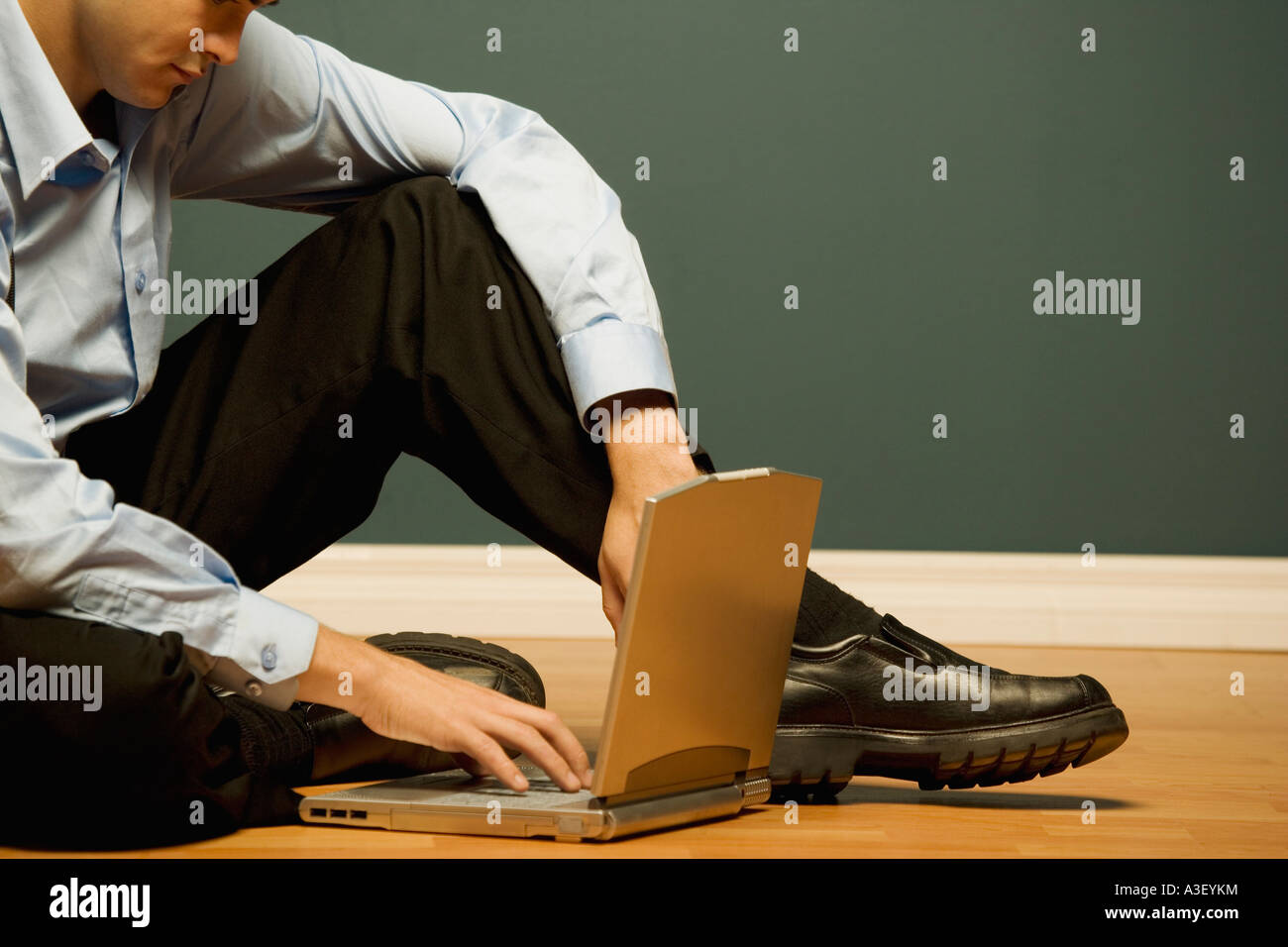 Uomo al lavoro su un notebook Foto Stock